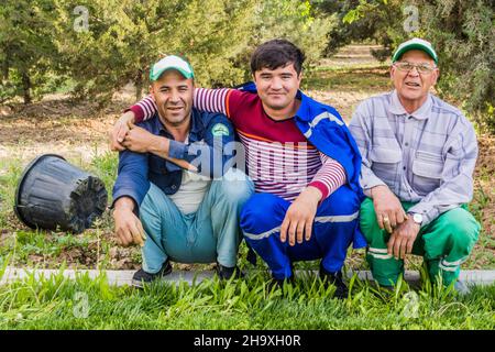 ASHGABAT, TURKMENISTAN - 17 APRILE 2018: Giardinieri nel parco dell'Indipendenza ad Ashgabat, Turkmenistan Foto Stock