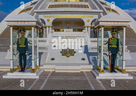 ASHGABAT, TURKMENISTAN - 17 APRILE 2018: Guardie presso il monumento dell'Indipendenza ad Ashgabat, Turkmenistan Foto Stock