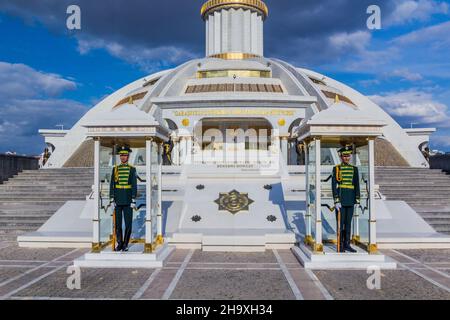 ASHGABAT, TURKMENISTAN - 17 APRILE 2018: Guardie presso il monumento dell'indipendenza ad Ashgabat, Turkmenistan Foto Stock