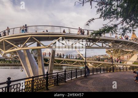 KUCHING, MALESIA - 4 MARZO 2018: Ponte Darul Hana nel centro di Kuching, Malesia Foto Stock