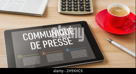 Una tavoletta con il titolo Comunicato stampa in francese - Comunicato de presse Foto Stock