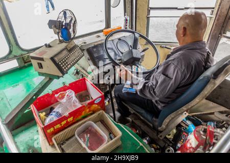 KUCHING, MALESIA - 8 MARZO 2018: Conducente di un autobus suburbano a Kuching, Malesia Foto Stock