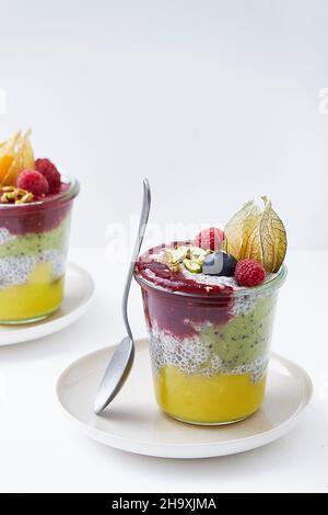 Budino di Chia con bacche e physalis Foto Stock