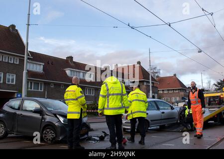 Rimozione di automobili dopo un incidente stradale ad Amsterdam Paesi Bassi 7-12-2021 Foto Stock