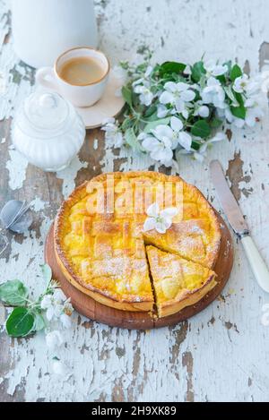 Torta di mele con ripieno di formaggio caserario Foto Stock