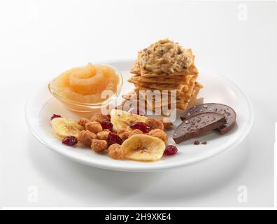 Spuntini: Cracker con crema di tonno, salsa di mele, mix di tracce e cioccolato Foto Stock