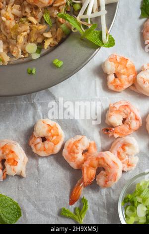 Pad Thai con gamberi, germogli di fagioli, involtini primaverili e menta (visto dall'alto) Foto Stock