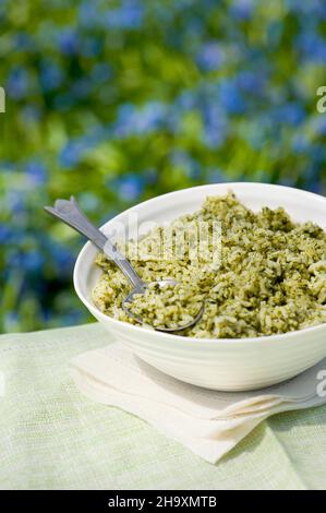 Una ciotola di riso con pesto verde Foto Stock