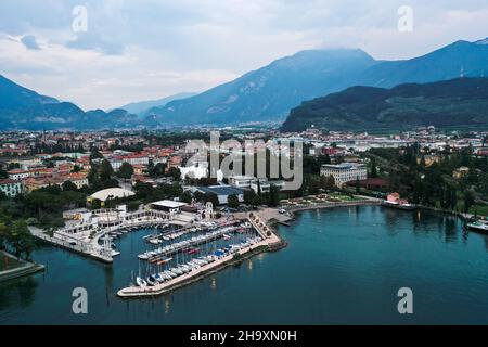 Riva del Garda in serata Foto Stock