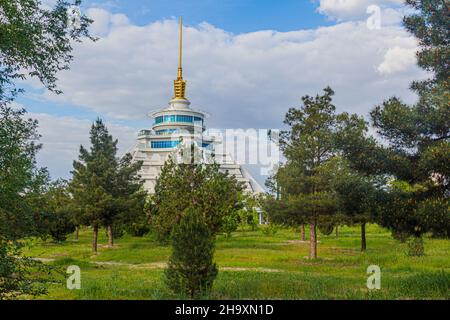 ASHGABAT, TURKMENISTAN - 17 APRILE 2018: Centro commerciale Altyn Asyr ad Ashgabat, Turkmenistan Foto Stock