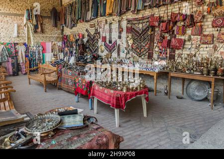 BUKHARA, UZBEKISTAN - 1 MAGGIO 2018: Mercato dei souvenir presso l'edificio Char Minar a Bukhara, Uzbekistan Foto Stock