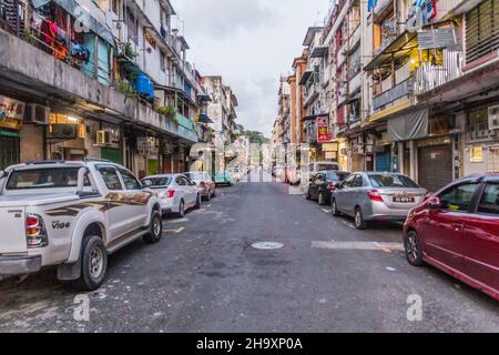 SANDAKAN, MALESIA - 17 FEBBRAIO 2018: Vista serale di una strada nel centro di Sandakan, Sabah, Malesia Foto Stock