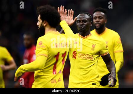 Milano, Italia. 07 dicembre 2021. Mohamed Salah del Liverpool FC festeggia con il Sadio Mane del Liverpool FC dopo aver segnato un gol durante la partita di football della UEFA Champions League tra l'AC Milan e il Liverpool FC. Credit: Nicolò campo/Alamy Live News Foto Stock