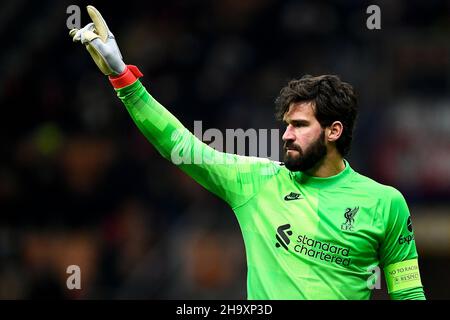 Milano, Italia. 07 dicembre 2021. Alisson del Liverpool FC gesticola durante la partita di calcio UEFA Champions League tra l'AC Milan e il Liverpool FC. Credit: Nicolò campo/Alamy Live News Foto Stock