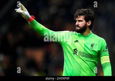 Milano, Italia. 07 dicembre 2021. Alisson del Liverpool FC gesticola durante la partita di calcio UEFA Champions League tra l'AC Milan e il Liverpool FC. Credit: Nicolò campo/Alamy Live News Foto Stock