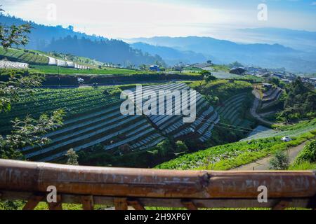 Vista del Nepal van java è un tour rurale sulle pendici del monte Sumbing, la bellezza di costruire case nella campagna della montagna. Magel Foto Stock