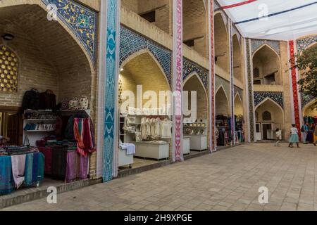 BUKHARA, UZBEKISTAN - 1 MAGGIO 2018: Mercato dei souvenir nel centro di Bukhara, Uzbekistan Foto Stock