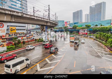 MANILA, FILIPPINE - 28 GENNAIO 2018: Viale Epifanio de los Santos e ferrovia MRT a Manila. Foto Stock