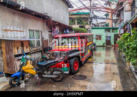 MANILA, FILIPPINE - 28 GENNAIO 2018: Jeepney, mezzo di trasporto tipico a Manila. Foto Stock