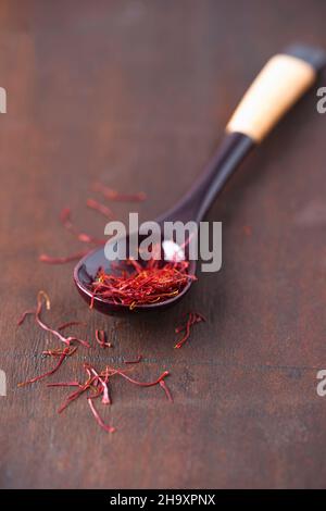 Lo zafferano si infila su un cucchiaio Foto Stock