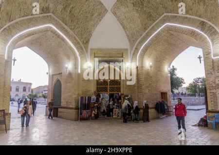 BUKHARA, UZBEKISTAN - 1 MAGGIO 2018: Toqi Sarrofon Bazaar nel centro di Bukhara, Uzbekistan Foto Stock