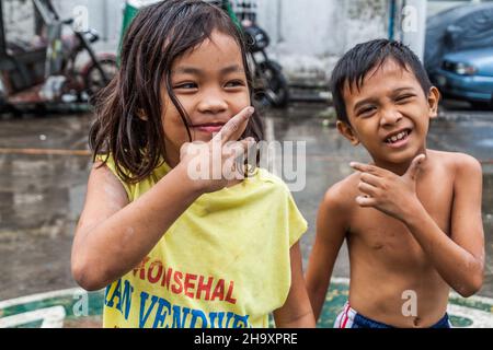 MANILA, FILIPPINE - 28 GENNAIO 2018: Due bambini locali a Manila, Filippine Foto Stock