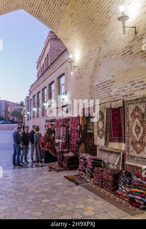 BUKHARA, UZBEKISTAN - 1 MAGGIO 2018: Bancarelle al Bazaar Toqi Sarrofon nel centro di Bukhara, Uzbekistan Foto Stock