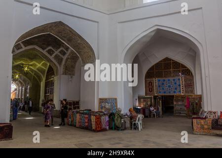 BUKHARA, UZBEKISTAN - 2 MAGGIO 2018: Interno di Toqi Telpak Furushon Bazaar a Bukhara, Uzbekistan Foto Stock