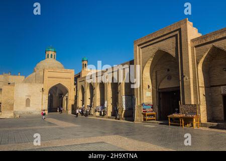 BUKHARA, UZBEKISTAN - 2 MAGGIO 2018: Toqi Sarrofon Bazaar nel centro di Bukhara, Uzbekistan Foto Stock