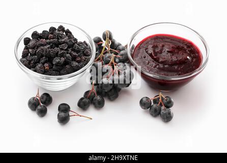 Marmellata di aronia accanto a bacche fresche e secche Foto Stock