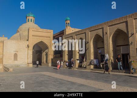 BUKHARA, UZBEKISTAN - 2 MAGGIO 2018: Toqi Sarrofon Bazaar nel centro di Bukhara, Uzbekistan Foto Stock