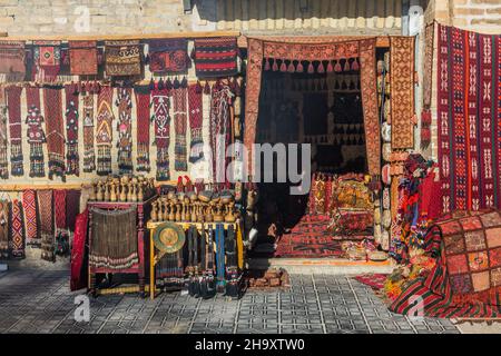 Souvenir in vendita al Bazaar Toqi Sarrofon nel centro di Bukhara, Uzbekistan Foto Stock