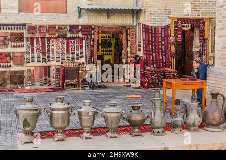 BUKHARA, UZBEKISTAN - 2 MAGGIO 2018: Bancarella di souvenir al Bazaar Toqi Sarrofon nel centro di Bukhara, Uzbekistan Foto Stock