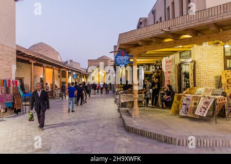 BUKHARA, UZBEKISTAN - 2 MAGGIO 2018: Via Khakikat a Bukhara Uzbekistan Foto Stock