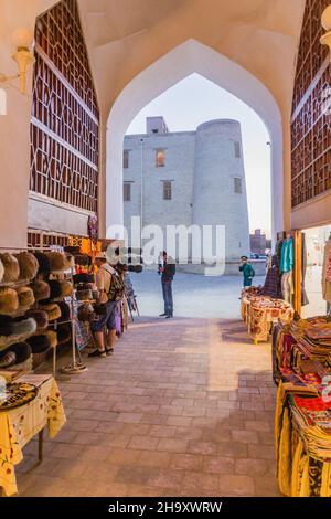 BUKHARA, UZBEKISTAN - 2 MAGGIO 2018: Vista di un mercato nel centro di Bukhara, Uzbekistan Foto Stock