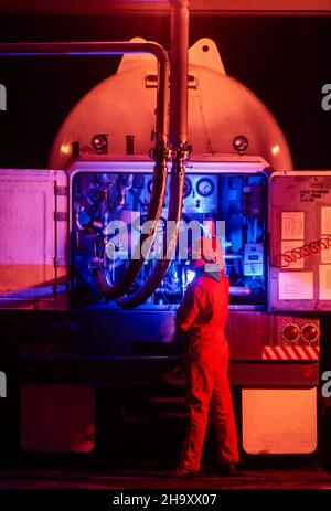 Lavoratore che si rifornisce di un camion a gas in un deposito nel New Jersey Foto Stock