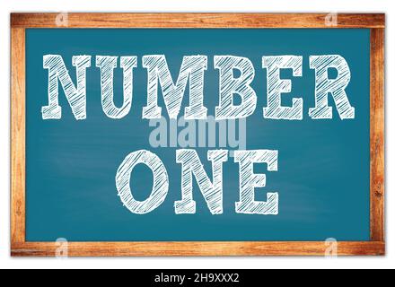 IL NUMERO UNO scritto su lavagna della scuola con cornice di legno blu Foto Stock