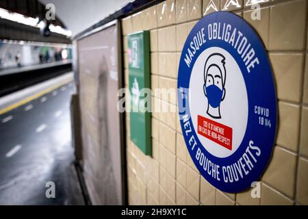 Francia, Parigi, 2021-12-05. Segno che indica di indossare una maschera protettiva contro il covid-19 a Parigi. Fotografia di Martin Bertrand. Francia, Parigi le 2021 Foto Stock