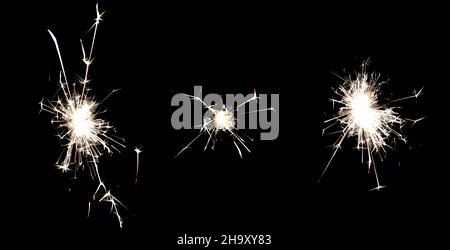 Confezione da 3 flash di luci bengalesi: Sparklers fuoco isolato su sfondo nero. Scintille sparklers da pirotecnica bruciante su nero overlay. Fuochi d'artificio con luci scintillanti per feste ed eventi. Foto Stock