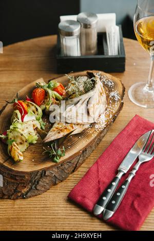 Sgombro alla griglia e verdure su tavola di legno Foto Stock