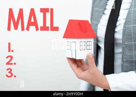 Didascalia testo Presentazione di Mail. Parola per lettere o pacchi inviati o consegnati tramite il sistema postale uomo che presenta affitto casa in vestito Foto Stock