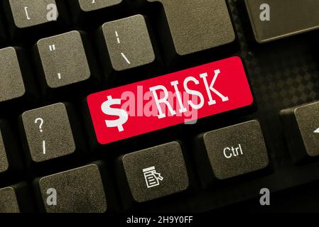 Rischio di scrittura manuale. Idea di business possibilità di perdere qualcosa di valore o minaccia di danni scaricare e scrivere contenuti online, Abstract Foto Stock