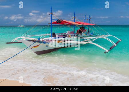 BORACAY, FILIPPINE - 2 FEBBRAIO 2018: Paraw tradizionale, barca a vela a doppio scatto sull'isola di Boracay, Filippine Foto Stock