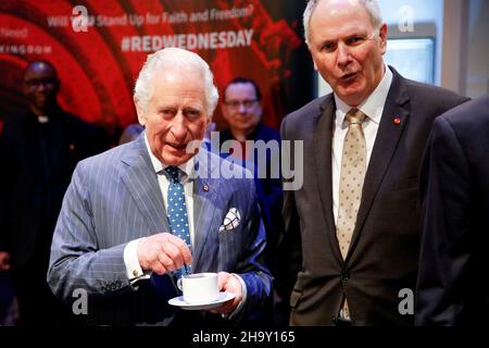 Il Principe di Galles (a sinistra) con il Direttore Nazionale di Aiuto alla Chiesa in necessità Neville Kyrke-Smith durante una visita alla Santissima Trinità Brompton (HTB) a South Kensington, Londra, per partecipare ad un servizio di Avvento. Data immagine: Giovedì 9 dicembre 2021. Foto Stock