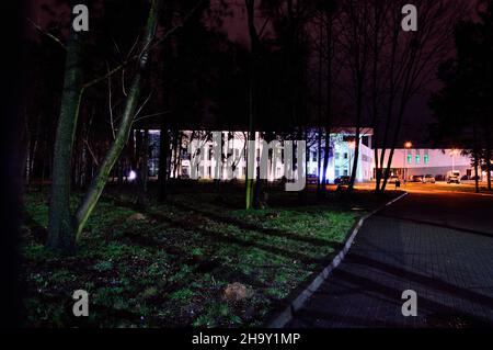 Strade dopo la pioggia in una città notturna illuminata da luci di strada. Pioggia. Foto Stock