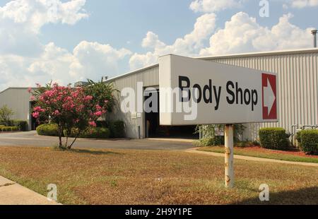 Insegna carrozzeria presso il concessionario di automobili con Cloudy Sky Foto Stock