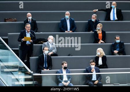 Parti del gruppo parlamentare AFD siedono in tribuna durante il discorso di Martin Reichardt (L), membro del Bundestag tedesco (AFD), registrato durante la sessione del Bundestag tedesco a Berlino, 9th dicembre 2021. Copyright: Florian Gaertner/photothek.de Foto Stock