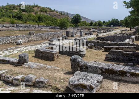 Alba Fucens è un sito archeologico costruito nel 4th secolo a.C. come colonia di diritto latino in una posizione elevata e ben fortificata di circa 34 ec Foto Stock