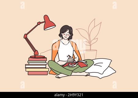 Felice ragazza millennial sedersi a letto scrivere in notebook studio lontano a casa. Giovane donna sorridente scrivere a mano prendere appunti imparare con i libri. Istruzione e sviluppo di sé a distanza. Illustrazione vettoriale piatta. Illustrazione Vettoriale