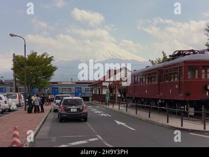 Vista del Monte Fuji dalla stazione di Kawaguchiko con nuvole in cielo blu sfondo. Foto Stock